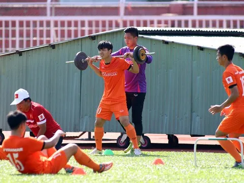Hữu Thắng nhắc nhở Công Phượng bớt rườm rà