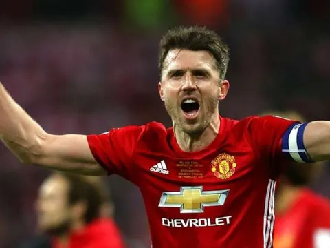 "Tuổi tác không vấn đề, M.U phải gia hạn với Carrick"