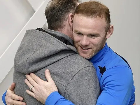 Huyền thoại Gascoigne trở lại Everton, tay bắt mặt mừng với Rooney
