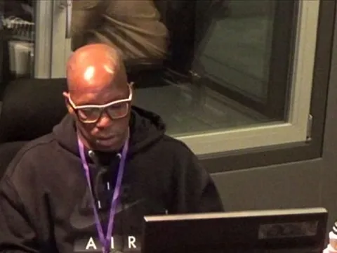 Huyền thoại Ian Wright và fan Arsenal cùng khóc trên sóng radio BBC