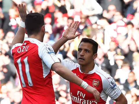 Huyền thoại khuyên Arsenal giữ Sanchez thay vì Oezil
