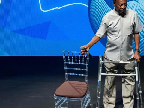 Huyền thoại Pele đã có thể tự đi lại trong sự kiện tại Rio