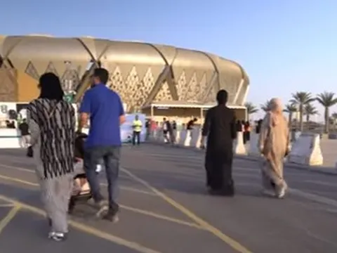 Hy hữu: Phụ nữ Ả Rập Saudi được phép vào sân theo dõi bóng đá