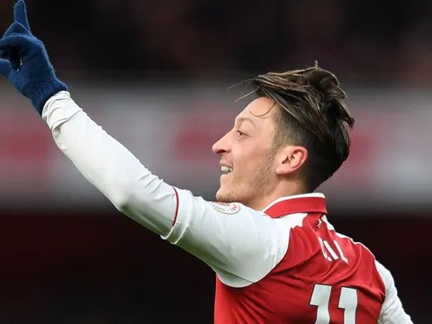 Ian Wright: "Mesut Ozil sẽ còn xuất sắc hơn ở Man Utd"