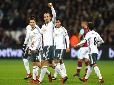 Ibra ghi bàn trong thế việt vị, Man Utd nhọc nhằn đánh bại 10 người của West Ham