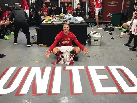 'Ibrahimovic đang làm chủ phòng thay đồ MU'