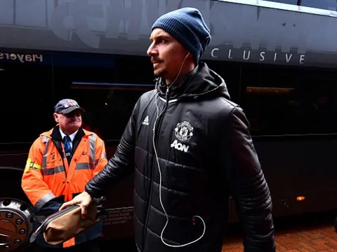 Ibrahimovic lạnh lùng dẫn Quỷ Đỏ tiến vào sân Ewood Park
