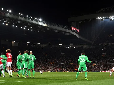 Siêu Ibra lập hat-trick, Man United hủy diệt Saint-Etienne