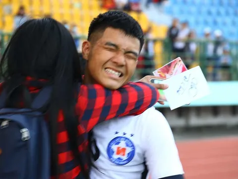 Tuyển thủ U23 Việt Nam "đứng hình" khi bị fan nữ ôm chặt trên sân Gò Đậu