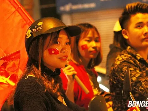 Người dân Hà Nội "đi bão" ăn mừng U23 Việt Nam