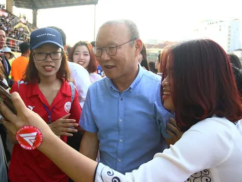"Xem giò" cầu thủ U19, HLV Park Hang-seo bị "bao vây" trên sân Tự Do