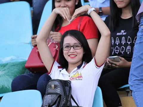 Fan nữ "thả thính" Công Phượng cùng đồng đội trên sân Long An