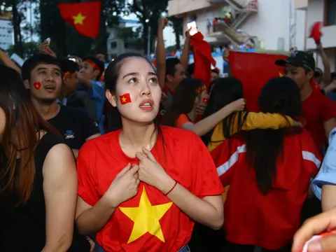 Fan nữ Sài thành "bắn tim" ra ngoài khoảnh khắc U23 Việt Nam vào chung kết