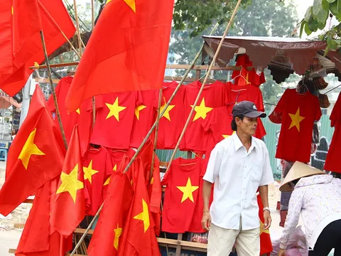 Trăm người bán, vạn người mua cờ đỏ sao vàng "tiếp lửa" U23 Việt Nam