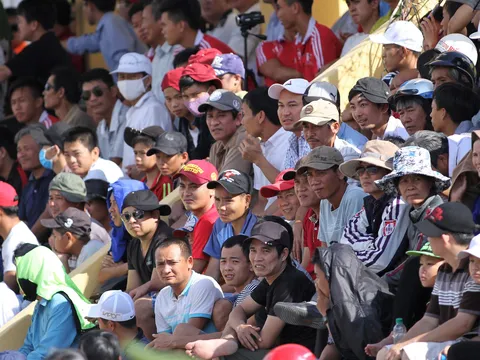 Khán giả Bình Định "bao vây" U19 PVF và SLNA