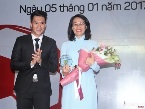 Quyền chủ tịch Công Vinh tươi như hoa ngày CLB TP.HCM xuất quân