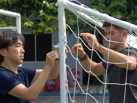 HLV Toshiya Miura chung tay cùng đội bóng của Công Vinh