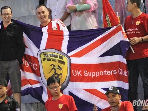 Cờ lạ xuất hiện trên khán đài Bình Dương, TP.HCM thất thủ 0-1