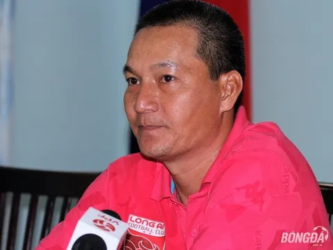 HLV Long An: “Tôi chưa thấy trọng tài nào giơ bảng bù giờ hai lần”