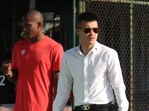 Công Vinh đeo kính đen "thị sát" HLV Toshiya Miura trong buổi tập