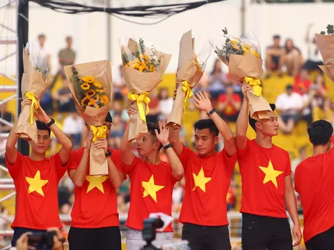 Fan Sài thành nghẹn ngào chia tay các "soái ca" U23 Việt Nam