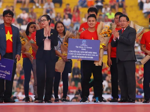 Quang Hải nhận vé đi Bồ Đào Nha, Văn Thanh tái hiện màn ăn mừng lịch sử