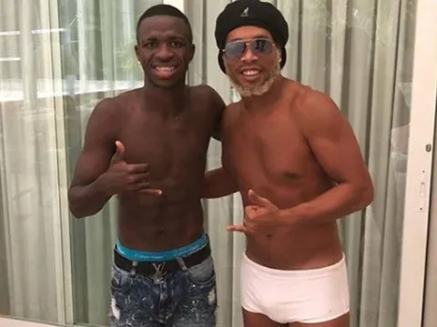 Ronaldinho làm fan tá hỏa với bộ râu kỳ quái