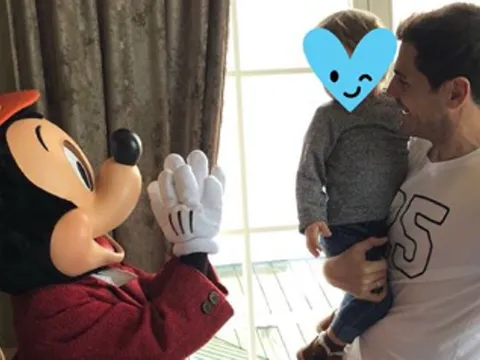 Casillas trở về tuổi thơ tại Disneyland