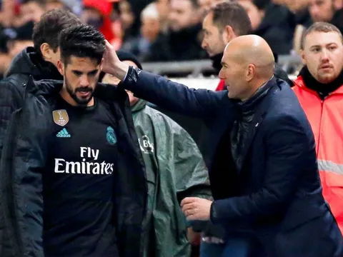 Tỏ thái độ với Zidane, Isco bị Ramos chửi thẳng mặt