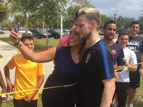 Ivan Rakitic được fan săn đón tại Mỹ