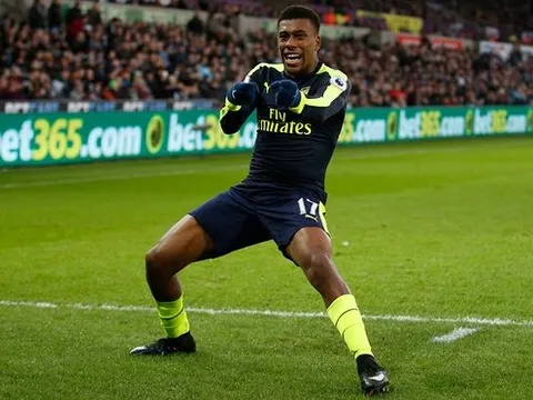 Iwobi ghi bàn vào lưới Swansea (Swansea vs Arsenal)
