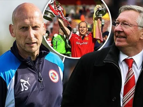 Jaap Stam nhắc lại kỷ niệm buồn về Sir Alex trước chuyến trở về Old Trafford