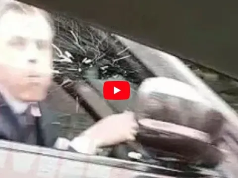 Jamie Carragher nhổ nước bọt vào fan Man Utd