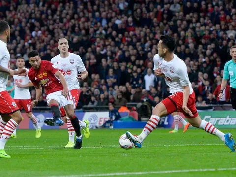 Jesse Lingard lại 'mắn bàn' ở Wembley