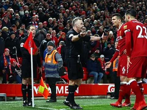Các trọng tài đã thảo luận gì trước khi thổi phạt đền Liverpool?