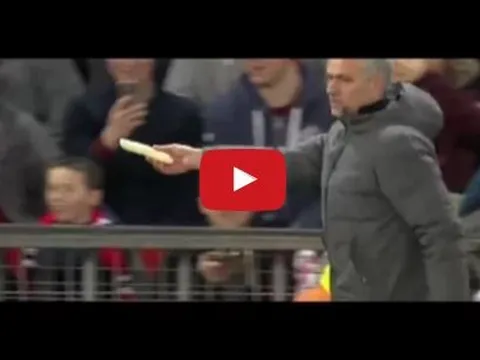 Jose Mourinho đưa chuối cho Marcos Rojo ăn trong trận Rostov