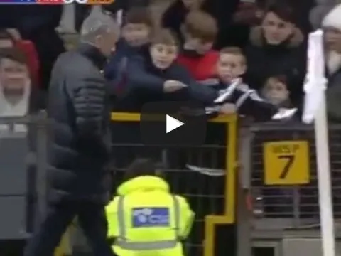 Jose Mourinho làm ngơ khi NHM xin chữ ký