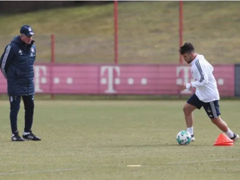 Juan Bernat được Jupp Heynckes uốn nắn từng chút một