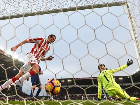 Juan Mata đá phản lưới nhà (Stoke City vs Manchester United)