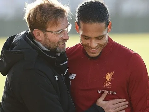 Jurgen Klopp thân thiết với Van Dijk trong lần đầu ở sân tập