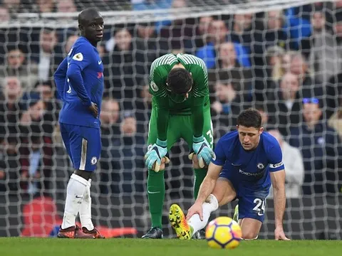 Kante thất thần nhìn Gary Cahill rời sân ngay hiệp một