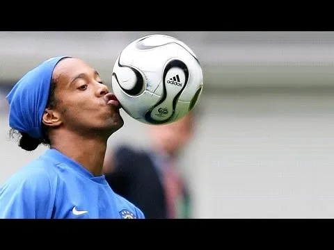 Khả năng đá phạt siêu dị của Ronaldinho