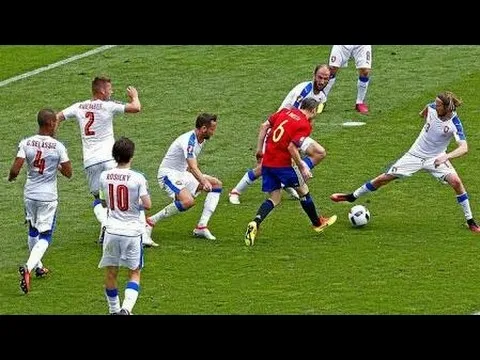 Khả năng giữ bóng đáng kinh ngạc của Andres Iniesta