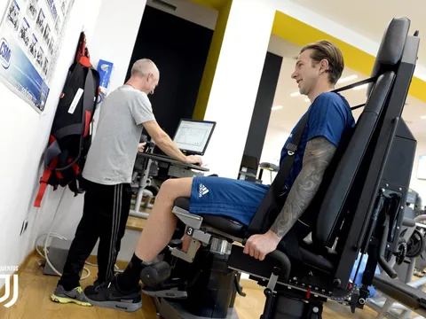 Khám xét kỹ càng, Juve tự tin soán ngôi Napoli