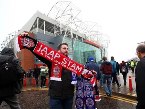 Khăn quàng của Jaap Stam đắt hàng tại Old Trafford