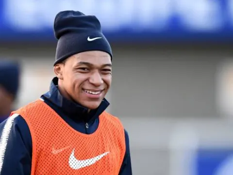 Khát khao World Cup, Mbappe cho đồng đội 'hít khói' trên sân tập