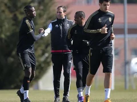 Khi Allegri và Pogba thử tài nhau trên sân tập