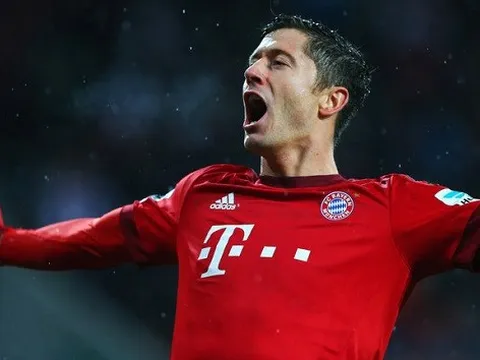 Khi Lewandowski bước lên đá phạt