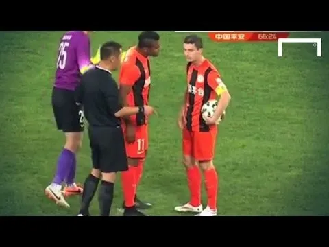 Khi penalty khiến đồng đội quay lưng với nhau