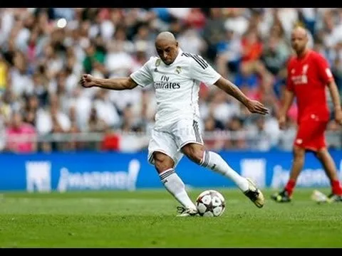 Khi Roberto Carlos đụng độ huyền thoại Liverpool